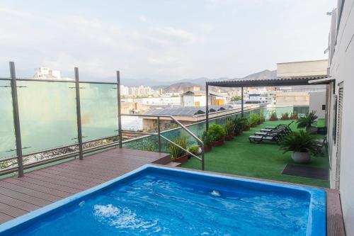 圣玛尔塔圣玛尔塔里拜酒店的大楼内带游泳池的阳台
