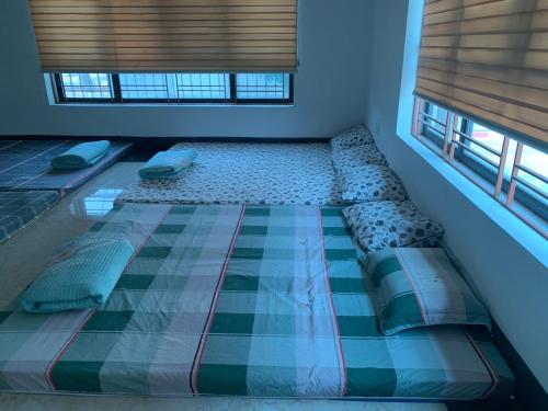 奠边府市502 Sân Bay Điện Biên的一张大床,位于带两个窗户的房间