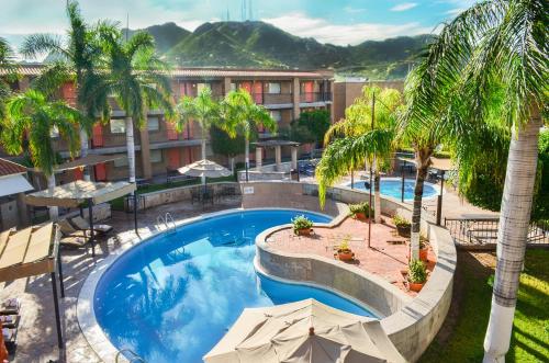 埃莫西约埃莫西约殖民风格酒店的享有棕榈树游泳池的顶部景致
