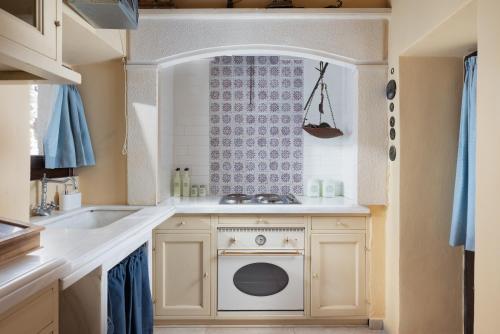 阿卡尼斯卡里米拉阿卡尼斯度假村酒店的厨房配有水槽和洗衣机