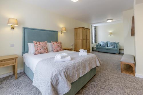 米尔顿凯恩斯天鹅复兴酒店的一间卧室,卧室内配有一张大床