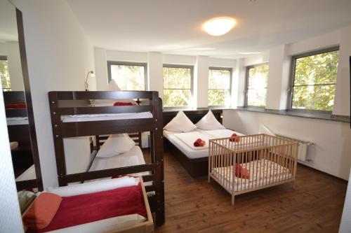 科隆科隆宾馆的小房间设有双层床和婴儿床