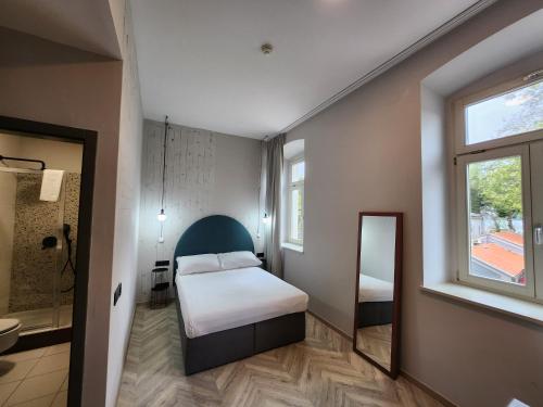 普拉阿姆费提塔酒店的小房间设有床和镜子