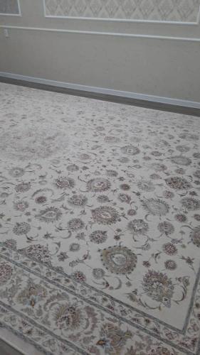 NarimanElsar guesthouse的地毯上铺着花卉图案