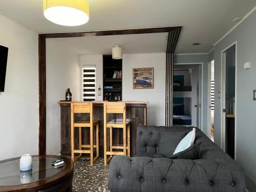 纳塔列斯港Casa Entre Glaciares的客厅配有沙发和桌子