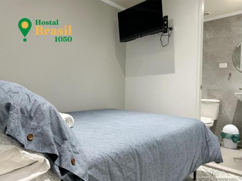 拉塞雷纳Hostal Brasil 1050的一间卧室配有一张床和一台平面电视