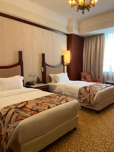 黑角8&9Hotel的酒店客房设有两张床和吊灯。