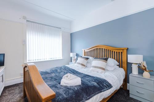 利物浦Cosy Modern 3-BR Apartment - Sleeps 5的一间卧室配有一张带木制床头板的床