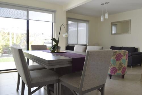 Home with Zibata Golf Club Access 24hr Security的一间带桌子和椅子的用餐室