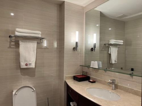 黑角8&9Hotel的一间带水槽和镜子的浴室