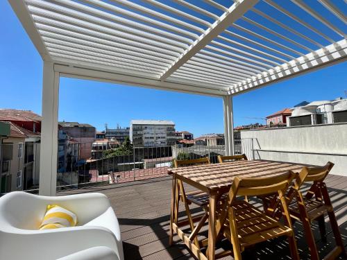 波尔图Porto XL的阳台的天井配有桌椅