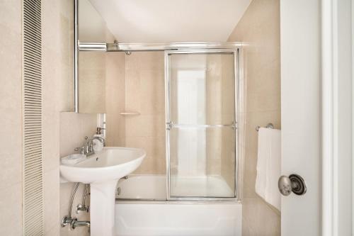 纽约73-919 New Studio UWS Doorman Gym的一间带玻璃淋浴和水槽的浴室