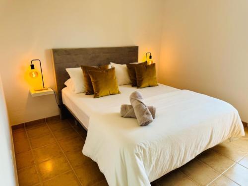 夏约法Villa Chayofa的卧室配有一张带两个枕头的大白色床