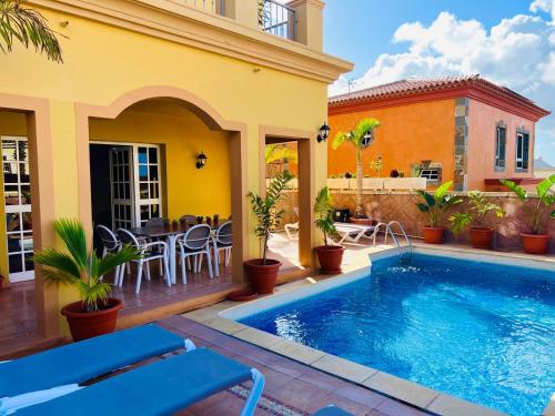 夏约法Villa Chayofa的一座带游泳池和庭院的房子