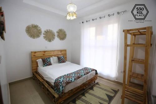 基加利Style and Comfort Full Kigali Rwanda Apartment的一间卧室设有一张床和木梯