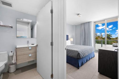 迈阿密海滩ABAE Hotel by Eskape Collection的一间卧室配有一张床,浴室设有窗户
