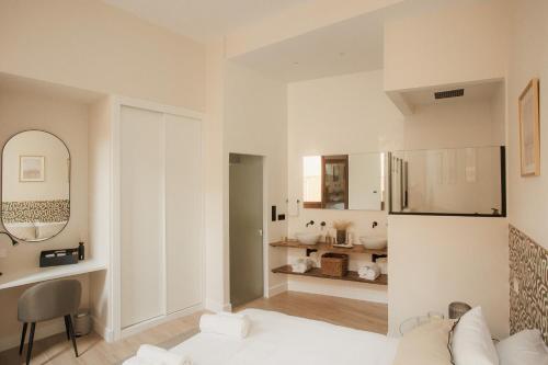 巴达霍斯Apartamentos Cervantes的白色的客厅配有沙发和镜子