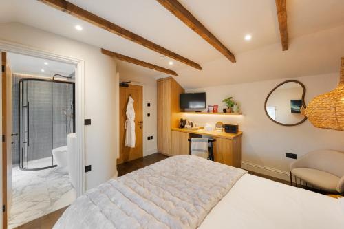 阿博伦Hive Townhouse的一间带大床的卧室和一间浴室
