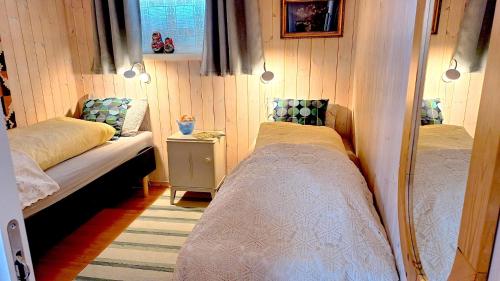 贝勒沃格Berlevåg Apartment的一间小卧室,配有两张床和一张桌子