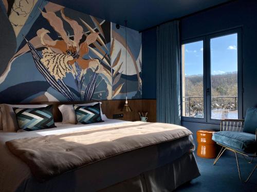 阿夫赖城柯罗的池塘酒店的一间卧室设有一张床和一个大窗户