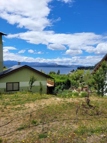 圣卡洛斯-德巴里洛切Dpto tipo cabaña con vista al lago的水景山丘度假屋