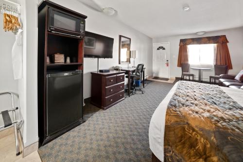 ColemanBCM旅馆 - 科尔曼的配有一张床和一张书桌的酒店客房