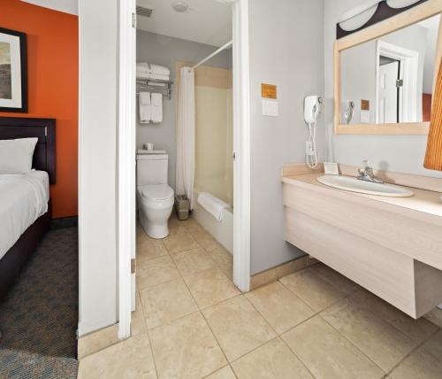 ColemanBCM旅馆 - 科尔曼的一间带床、水槽和卫生间的浴室