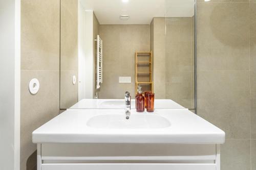 里斯本WHome Top Floor w Luxury Design Premium Location的浴室配有白色水槽和淋浴。