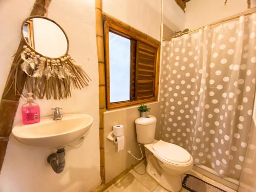 帕洛米诺Rincon del Mar Palomino的一间带水槽、卫生间和镜子的浴室