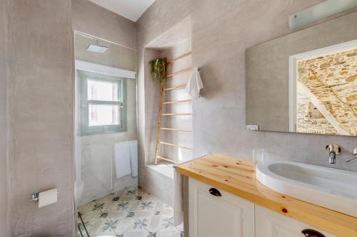 阿诺锡罗斯ArtdecoSyros Superior的浴室配有水槽、淋浴和浴缸。