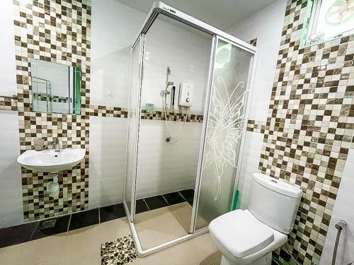 峇六拜Ideal Homestay Bayan Lepas的带淋浴、卫生间和盥洗盆的浴室