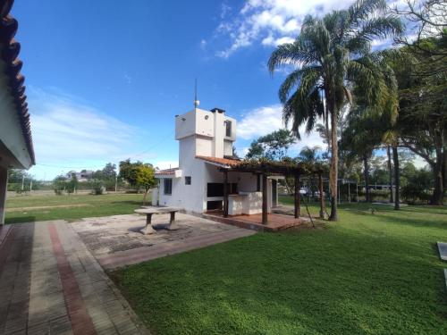 特尔马斯德里奥翁多Chalet Del Lago的公园内带野餐桌的建筑