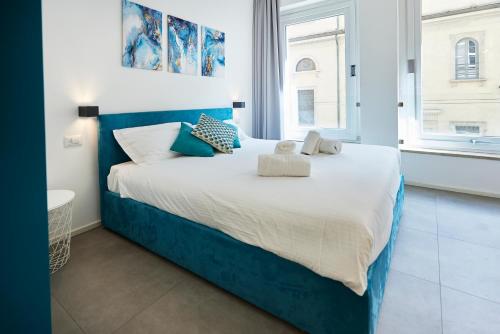 米兰Suite Meravigli - Incredibile posizione DUOMO e CASTELLO的一间卧室配有一张蓝色调的大床