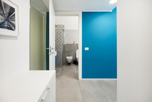 米兰Suite Meravigli - Incredibile posizione DUOMO e CASTELLO的浴室设有蓝色门和卫生间。