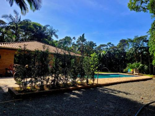 瓜拉图巴Sitio Bonanza的一座带游泳池和房子的别墅