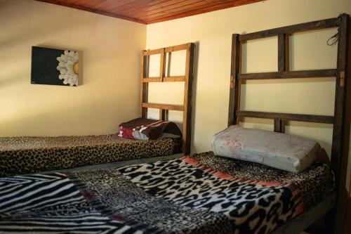 乌玛瓦卡Acusi Hostel Camping的一间卧室配有两张双层床。