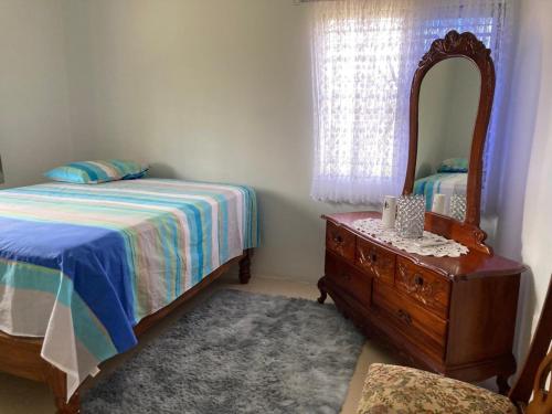 Blissful Retreat in Gravel Hill的一间卧室配有床、镜子和梳妆台