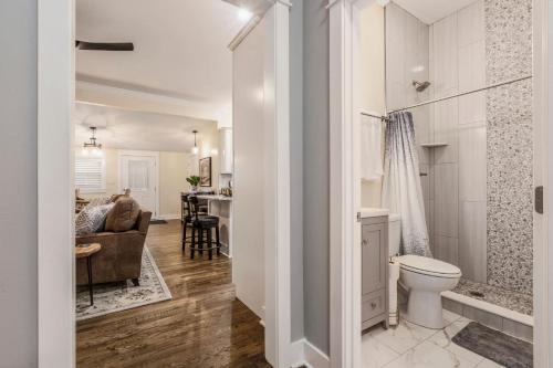 路易斯威尔Highlands Home With Garage的一间带卫生间的浴室和一间客厅