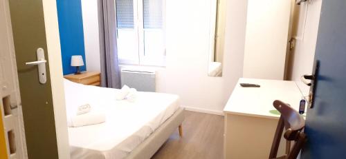 圣康坦Hôtel Le Saint Quentin的浴室设有2张白色的床和镜子