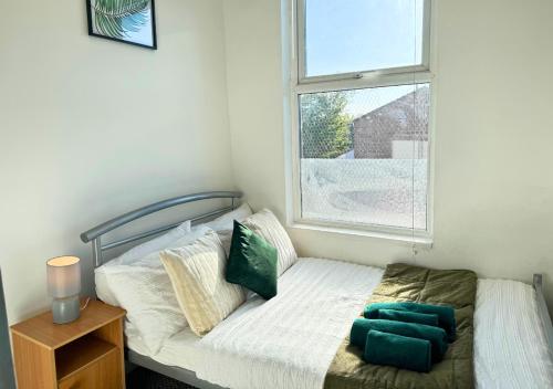 利物浦Cosy 2 Bed Apt For Families With Free Parking的一间小卧室,配有一张带窗户的床