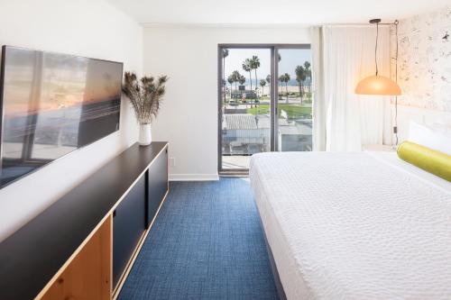 洛杉矶Hotel Erwin Venice Beach的一间酒店客房,设有一张大床和一个大窗户