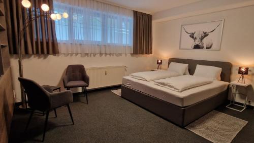 芬肯施泰因Fremdenzimmer& Appartementhaus Blassnig的一间卧室配有一张床、一张桌子和一把椅子