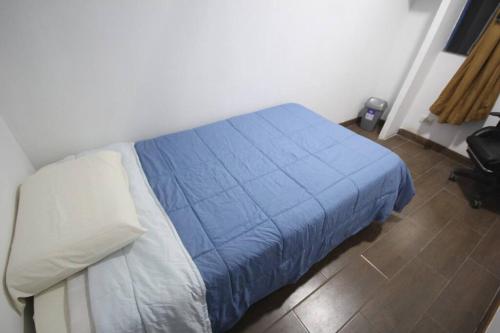 乌鲁班巴House for 3 people in Urubamba的一间卧室配有一张带蓝色毯子的床
