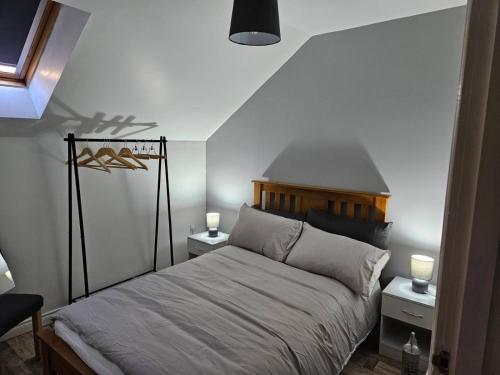 伦敦德里Skyview retreat的卧室配有一张床,墙上有两盏灯
