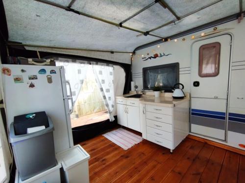 赫尔Exclusive Camp X的带冰箱的厨房和拖车内的电视