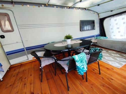 赫尔Exclusive Camp X的拖车内的桌椅和床