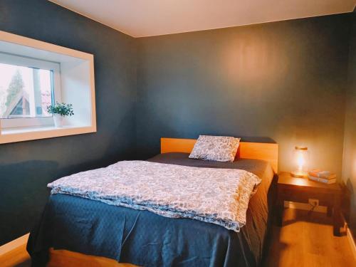 莫斯Mossemarka Guesthouse的一间卧室配有一张带枕头的床