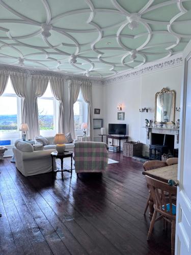 PotterneUnique apartment in stunning Manor house的客厅设有格子天花板和沙发