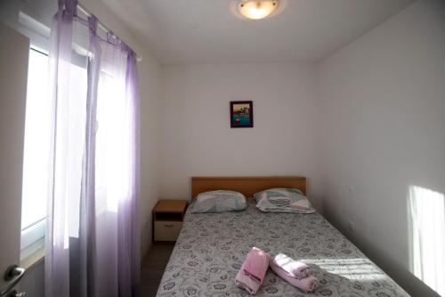 奥库格哥恩基Kadulja apartment的小卧室配有带2条毛巾的床