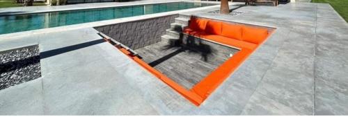 索维拉Rachid villa的游泳池旁的橙色长椅